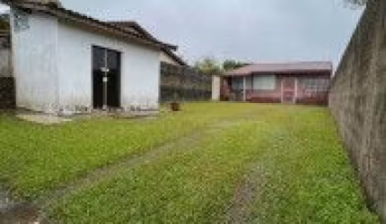 Casa no bairro Jardim Comendador, em Itanhaém - localizado lado praia, em rua calçada.