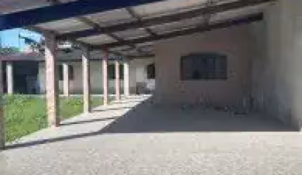 Casa no bairro Luizamar Mirim, em Itanhaém - sendo lado serra, em rua de terra.