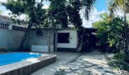 Casa no bairro Jardim das Palmeiras, em Itanhaém - ficando lado praia, em rua calçada.