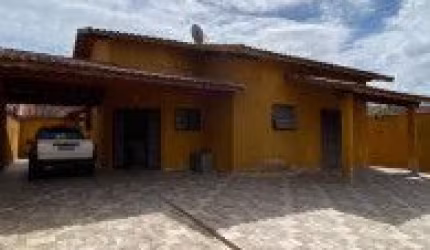 Casa no bairro Parque Augustus, em Itanhaém - ficando lado praia, em rua calçada.