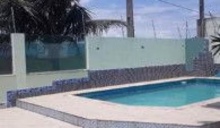 Casa no bairro Cibratel 2, em Itanhaém - ficando frente ao mar, em rua pavimentada.