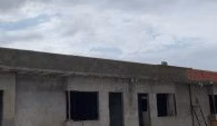 Casa em fase de construção no Jardim das Palmeiras, em Itanhaém - frente ao mar, em rua calçada.