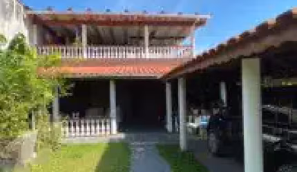Sobrado no bairro Balneário Gaivota, em Itanhaém - sendo lado serra, em rua calçada.