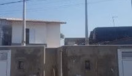 Casa Sobreposta no Jardim das Palmeiras, em Itanhaém - sendo lado praia, em rua calçada.