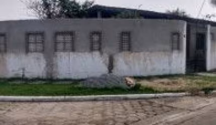Casa no bairro Jardim Jamaica, em Itanhaém - sendo lado praia, em rua calçada.