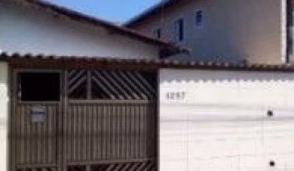 Casa no bairro Jardim Melvi, em Praia Grande - sendo lado serra, em rua calçada.