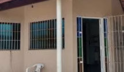 Casa no bairro Bopiranga, em Itanhaém - sendo lado praia, em rua calçada.