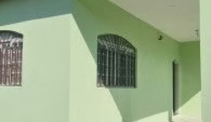 Casa no bairro Parque Augustus, em Itanhaém - ficando lado praia, em rua calçada.