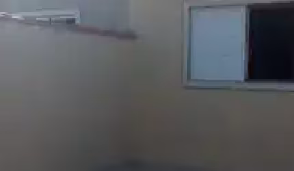 Casa no bairro Vila Loty, em Itanhaém - sendo lado serra, em rua de terra.