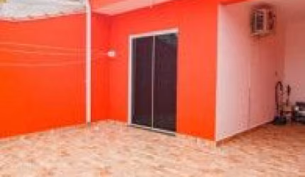 Casa no bairro São João Batista, em Peruíbe - sendo lado serra, em rua calçada.