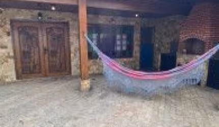Casa no Centro de Itanhaém - localizada lado praia frente ao mar, em rua calçada.
