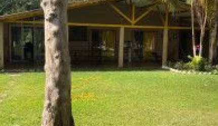 Chácara avarandada no Jardim São Fernando, em Itanhaém - sendo lado serra, em rua calçada.