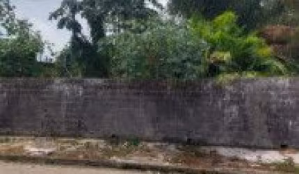 Ótimo terreno no Jardim Jamaica, em Itanhaém - lado praia, em rua calçada.