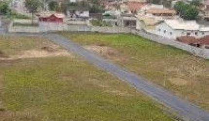 Ótimos terrenos em condomínio fechado no Jardim Guacira, em Itanhaém - sendo frente ao mar, em rua calçada.