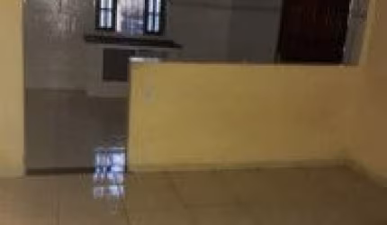 Casa na Estância Santa Cruz, em Itanhaém - localizada lado praia, em rua de terra.