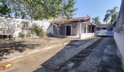 Ótima casa no bairro Luiza Mar Mirim, em Itanhaém - sendo lado praia, com acesso pavimentado.