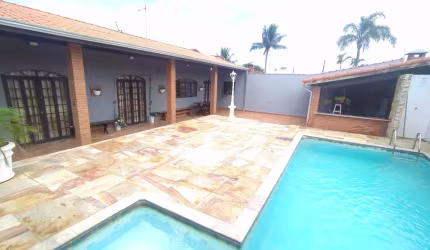 Casa no bairro Bopiranga, em Itanhaém - localizada lado praia, em rua calçada.