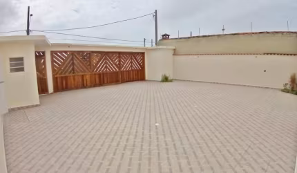 Ótima casa em condomínio no bairro Cibratel 2, em Itanhaém - sendo lado praia, em rua calçada.