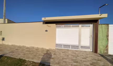 Belíssima casa localizada no bairro Tupy, em Itanhaém ** Possui piscina com cascata; Aceita financiamento bancário!