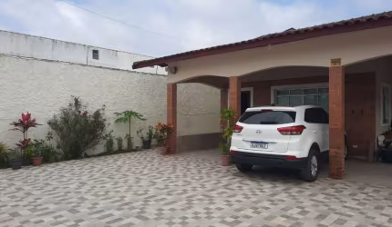 Ótima casa à venda no bairro Cibratel 2, em Itanhaém ** Localizada lado praia, em rua calçada; possui piscina e churrasqueira.