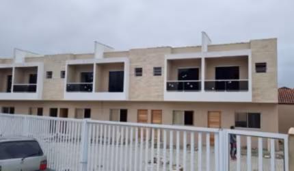 Sobrado em condomínio à venda no bairro Itaóca, em Mongaguá ** Lado praia, em rua calçada.