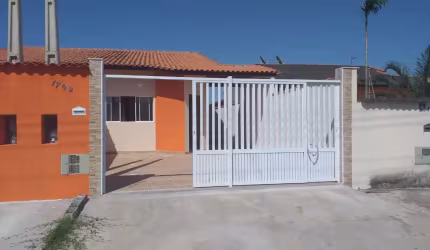 Casa geminada com piscina lado praia em Itanhaém - SP