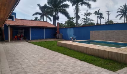 CASA COM PISCINA A VENDA EM ITANHAEM A 490M DO MAR - JD DIPLOMATA.