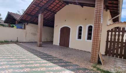 CASA A VENDA NO BELAS ARTES EM ITANHAÉM/SP COM FUNDOS PARA O RIO .