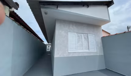 CASA COM PISCINA A VENDA EM MONGAGUÁ