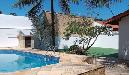 Casa a venda com piscina e churrasqueira.