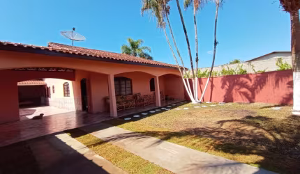 CASA COM EDICULA A VENDA EM ITANHAÉM LOTE INTEIRO A 700M DO MAR .