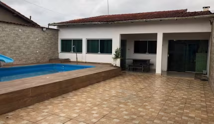 CASA COM PISCINA A VENDA EM ITANHAÉM Á 600M DO MAR .