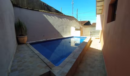 CASA COM PISCINA A VENDA EM ITANHAÉM - BELAS ARTES .