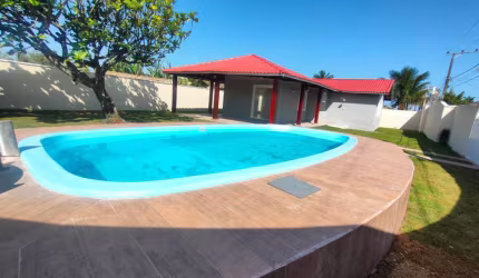 CASA COM PISCINA LOTE INTEIRO EM ITANHAÉM APENAS 70M DO MAR.