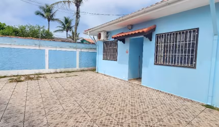 Casa a venda em Itanhaém com 03 dormitórios á 50m do mar .
