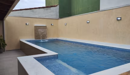 Casa nova com piscina , lote inteiro a venda em Itanhaém/SP.