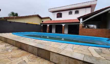 Casa a venda em Itanhaém , Jardim Ivoty , próximo ao centro da cidade .