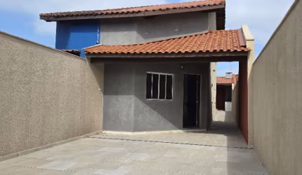 CASA COM PISCINA Á VENDA EM ITANHAÉM
