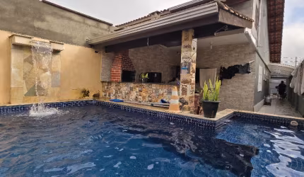 Casa com piscina á venda em Itanhaém/SP .