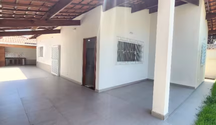 Casa com 03 dormitórios na praia dos sonhos- Itanhaém/SP.