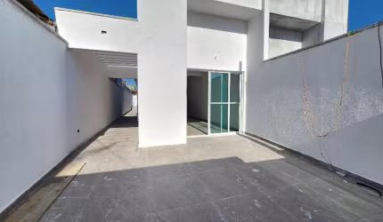 CASA COM PISCINA Á VENDA EM ITANHAÉM/SP.