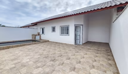 CASA COM PISCINA A VENDA EM ITANHAÉM Á 1300M DO MAR