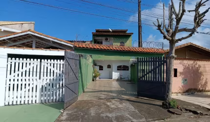 CASA A VENDA NO BAIRRO SATÉLITE , AO LADO DO CENTRO DE ITANHAÉM - SP