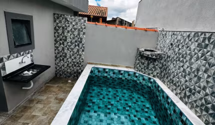 Casa geminada moderna com piscina ,á venda em Itanhaém , litoral sul de SP.