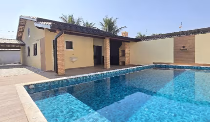 CASA COM ÓTIMO PADRÃO DE ACABAMENTO E PISCINA DE 9M - ITANHAÉM/SP.
