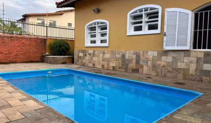 Casa com piscina e edicula á venda em Itanhaem , litoral sul de SP