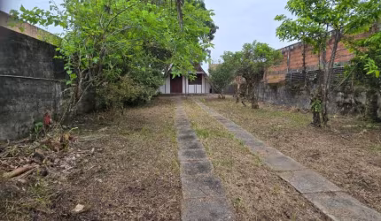 Chalé em terreno de 380m² á venda em Itanhaém- 500m do mar