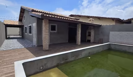 Casa nova com 03 quartos,piscina, excelente acabamento á 100m do mar