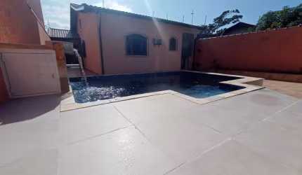 Casa com 3 quartos mobiliada e com piscina á venda em Itanhaém/SP.