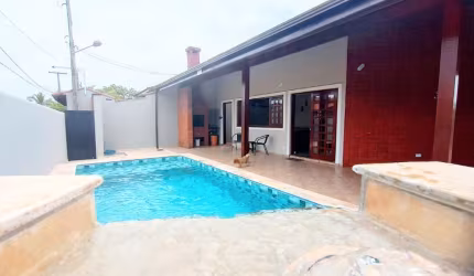 Casa com piscina , mobiliada a 370m do mar em Itanhaém/SP